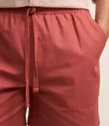 Bermuda masculina confeccionada en mezcla de algodón y lino, color beige. Presenta cintura elástica con cordón de ajuste, bolsillos laterales y un diseño liso de corte recto.