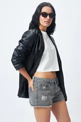 Short de jean gris oscuro con roturas y ruedo desflecado.