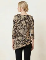 Blusa de manga tres cuartos, escote redondo, con bajo asimétrico y estampado floral en tonos dorados y beige sobre fondo negro.