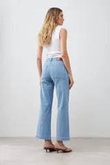 Jean culotte celeste de tiro alto, corte ancho y bolsillos delanteros.