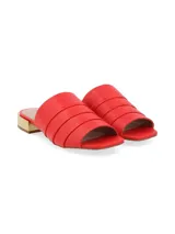 Sandalia roja con pliegues en el empeine y taco forrado en efecto metálico, ideal para el día o la noche.
