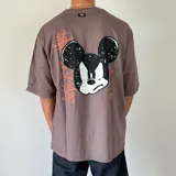 Remera color lila con estampado de Mickey Mouse y letras japonesas en color naranja. Corte oversize.