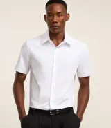 Camisa blanca de manga corta, corte slim fit, con cuello inglés y abotonadura frontal.