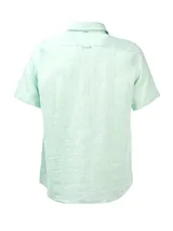 Camisa de manga corta color verde agua, confeccionada en lino orgánico. Tiene cuello italiano, calce regular y cierre con botones.