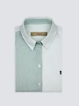 Camisa de manga corta con diseño a rayas verticales verdes y blancas.