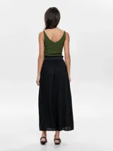 Top de punto color verde oliva, con cuello en V y breteles anchos.