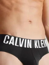 Pack de tres slips Calvin Klein de la colección Intense Power, confeccionados con mezcla de algodón y elastano. Diseño minimalista color negro con cinturilla elástica blanca con el logo de la marca.