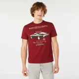 Camiseta roja de manga corta con cuello redondo y estampado de un auto clásico y texto en el frente.