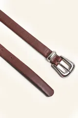 Cinto de cuero negro de 2 cm de ancho con hebilla tejana plateada.