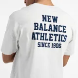 Remera gris jaspeado de algodón, con cuello redondo y mangas cortas. Estampado frontal con el texto "New Balance Athletics Since 1906" en azul marino.
