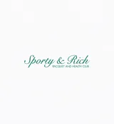 Buzo blanco de algodón con medio cierre frontal, cuello polo, corte ligeramente oversize, largo corto y dos bolsillos laterales. Estampado frontal con el logo de la marca Sporty & Rich en color verde.