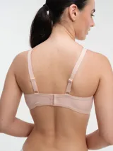 Soutien con aro, color lila, con breteles regulables y espalda con gancho.