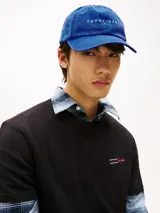 Gorra de béisbol azul con logo de Tommy Jeans bordado en blanco en el frente.