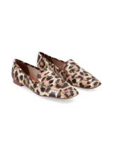 Zapato tipo mocasín con estampado animal print de leopardo, confeccionado en material texturado simil reptil, con punta cuadrada y suela plana.