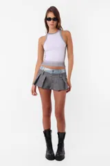 Minifalda pantalón gris con cintura doble combinada en denim.