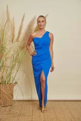 Vestido de fiesta largo color azul francia, con diseño de un solo hombro, drapeado en la cintura y tajo frontal.