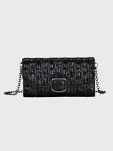 Bolso sobre Longchamp Brioche de cuero con estampado de pitón color negro, con solapa y cierre metálico. Incluye correa de cadena metálica.