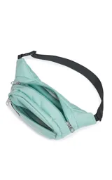 Riñonera JanSport Fifth Avenue negra con estampado de rayos blancos.