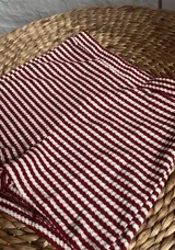 Shorts ajustados de tiro medio, color rojo y blanco, con diseño de rayas horizontales texturizadas.