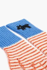 Guantes de punto a rayas horizontales color naranja y blanco, con puños azules y aplique de perro negro.