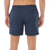 Short de baño Rip Curl Daily color azul marino, con cintura elástica ajustable con cordón blanco, bolsillos laterales y logo pequeño estampado en la pierna.