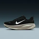 Championes de running Nike Vomero 18, color negro con detalles en blanco.