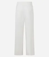 Pantalón de vestir color crudo, de corte recto, con bolsillos laterales y traseros. Se ajusta a la cintura con cinturón de cuero marrón con hebilla dorada.