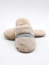 Pantufla de felpa suave color beige, con tiras decorativas en la parte superior.