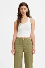 Musculosa blanca de algodón con breteles anchos y corte ajustado.