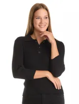 Buzo de punto acanalado color beige, con cuello polo y cierre de botones en el escote. Manga tres cuartos.