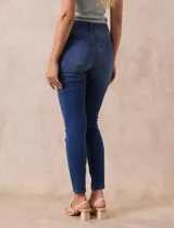 Jean skinny de tiro medio, color celeste, marca One Five One. Confeccionado en denim de algodón elastizado.