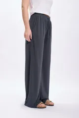 Pantalón casual ancho de modal gris oscuro con elástico en la cintura y bolsillos laterales.