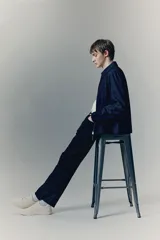 Pantalón de corte slim fit color negro, confeccionado en sarga de algodón, con cinco bolsillos, cierre con cremallera y botón.