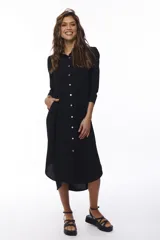Vestido camisero midi negro con botones blancos, mangas 3/4 y bolsillos laterales.