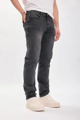 Pantalón de jean gris oscuro de corte clásico.