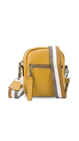 Bandolera de cuero sintético en color marrón claro con apertura superior de cierre. Presenta un bolsillo frontal con cierre y una correa de galón ajustable y desmontable con diseño a rayas. El interior incluye un bolsillo de fácil acceso.