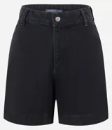 Short de jean azul de tiro alto, con bolsillos delanteros y traseros, trabillas y ruedo desflecado.