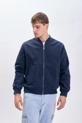 Campera bomber azul marino con cierre frontal, cuello, puños y ruedo acanalados.