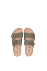 Sandalias bajas color borgoña con dos tiras anchas ajustables con hebilla metálica. Suela de corcho y base de goma.