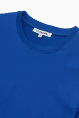 Remera básica negra de manga larga con cuello redondo.