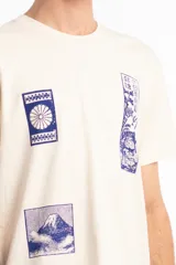 Remera unisex color crema de algodón con cuello redondo y manga corta. Presenta tres estampados rectangulares en azul con motivos japoneses y la leyenda "Seventy Water From Japan With Love".