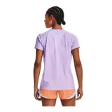 Remera deportiva Under Armour color fucsia con logo blanco estampado en el frente.