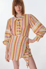 Camisa de lino italiano con estampado de rayas verticales multicolores y detalles de encaje en las mangas.