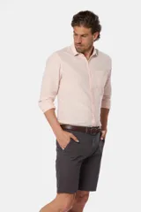 Bermuda clásica color beige confeccionada en algodón con elasticidad, con bolsillos laterales y detalle en bolsillo trasero.