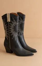Botas de cuero sintético negro con bordado de estrellas blancas, caña media, puntera fina y tacón bajo.