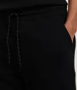 Bermuda masculina de corte slim fit, color marrón, confeccionada en algodón con felpa. Presenta cintura elástica con cordón ajustable y bolsillos laterales.