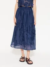 Falda midi de organza color azul marino con cintura elastizada y flores aplicadas a mano en el delantero.