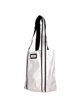 Bolso plateado tipo shopper con detalles en negro.