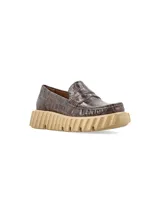 Mocasín de cuero negro con textura croco y plataforma blanca texturada.