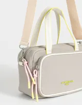 Cartera bowling gris claro de tela deportiva con bolsillo frontal y tag de goma. Tiene correa regulable desmontable, manijas superiores, cierre superior, bolsillo frontal con cierre y puller de cordón y goma, y mosquetón lateral con cordones decorativos.